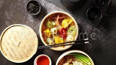 中国菜的组成。 木竹蒸笼中的各种饺子