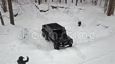 越野车要从深<strong>坑</strong>里骑出来，在白雪覆盖的道路上冬天的森林。 非公路