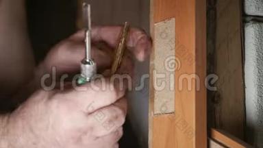 特写木工工艺木门铰链安装.. 门铰链安装。
