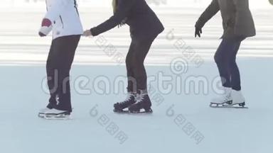 三个十几岁的女朋友学习滑冰和玩得开心