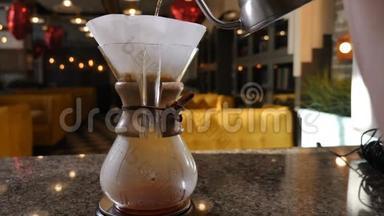 咖啡屋。 女咖啡师煮咖啡。 咖啡师用咖啡机冲泡咖啡。 双手合拢倒热水