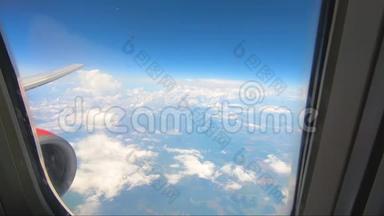 在机翼<strong>飞行时</strong>透过窗户看飞机，有一个美丽的蓝天。