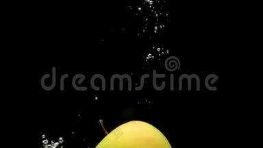 <strong>一个</strong>黄色的苹果<strong>落在</strong>透明的水中，黑色的背景