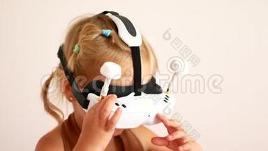 小女孩戴着虚拟现实眼镜，<strong>玩</strong>电子游戏快乐的微笑，看着<strong>VR</strong>眼镜和手