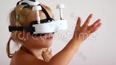 小女孩戴着虚拟现实眼镜，玩电子<strong>游戏</strong>快乐的微笑，看着VR眼镜和手