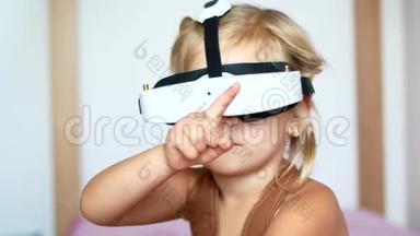 小女孩戴着虚拟现实眼镜，玩电子游戏快乐的微笑，看着VR眼镜和手