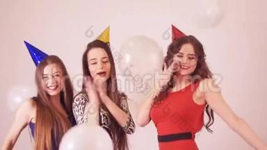 派对上的女孩在<strong>跳舞</strong>。 三个漂亮的女孩<strong>跳舞</strong>，<strong>唱歌</strong>。 派对上穿着漂亮裙子的女人。 空中亲吻。 派对帽。