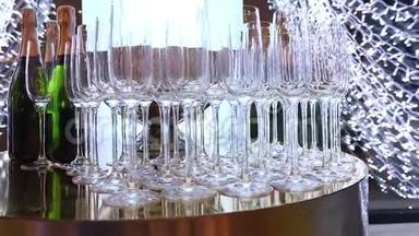 酒店或餐厅大堂的<strong>自助</strong>餐桌上有眼镜，<strong>自助</strong>餐上有漂亮的香槟眼镜