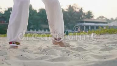 年长妇女在沙滩上练太极的近脚