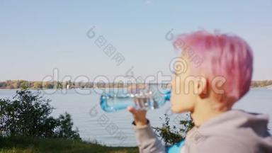 粉红头发的年轻女士在湖边慢跑