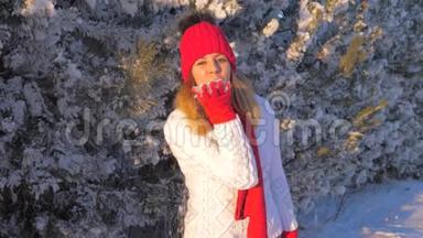 欢乐的女人有欢乐的吹雪和享受神奇的冬季仙境4K