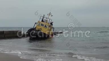 旧的洪水拖船。 沉船事故。 乌克兰敖德萨拖船
