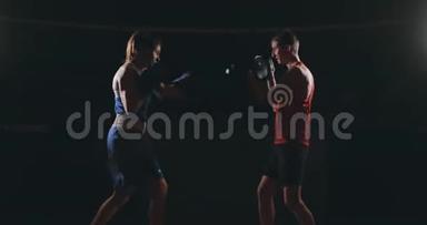 拳击手女运动员拳击教练训练女健身朋友拳击焦点拳击手套享受激烈的比赛