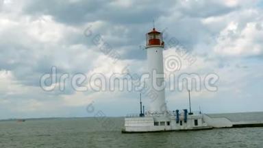 孤独的灯塔位于<strong>大海</strong>中，<strong>背景</strong>是敖德萨湾，紧邻黑海的敖德萨港。
