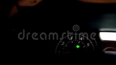 汽车内部绿色箭头上的闪烁或转弯指示器显示左。