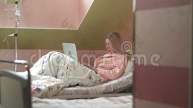 在<strong>病床</strong>上用笔记本电脑的女人