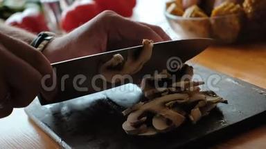 一个人用一把大金属刀切香瓜。 食品博客。 特写