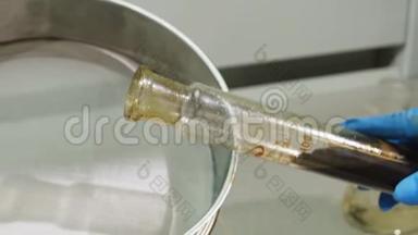 黑油从实验室的管子里注入金属过滤器
