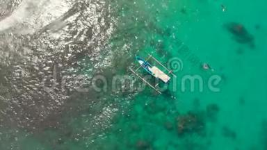 空中拍摄的一个潜水点与许多潜水和浮潜人在一个绿松石清澈的水。 水下运动