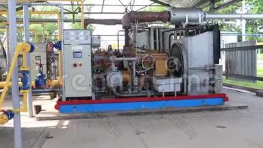 煤气厂的强大压缩机。 压缩并将气体输送到管道系统
