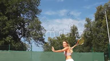 户外运动的漂亮女网球运动员