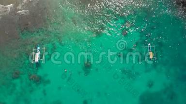 空中拍摄的一个<strong>潜水</strong>点与许多<strong>潜水</strong>和浮潜人在一个绿松石清澈的水。 水下运动