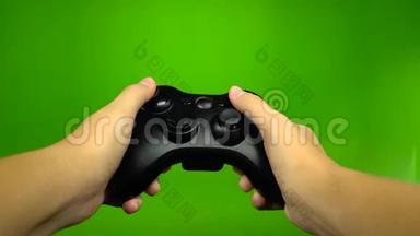 游戏玩家手控制<strong>操纵</strong>杆键在绿色<strong>屏幕</strong>上播放