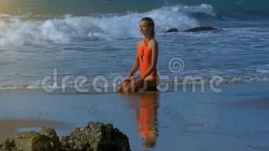 在海洋水线上穿橙色<strong>休闲裤</strong>的女孩