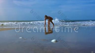 在沙滩上用瑜伽姿势洗女足
