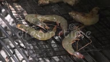 野餐时烤架上有虾。 火和煤烤架上的虾烤肉。 户外海洋食品