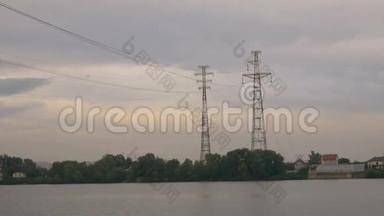 河岸上高电墩.. 通过一段距离传输电力。