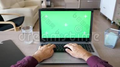 用彩色绿色屏幕<strong>模拟</strong>的手在笔记本电脑<strong>键盘</strong>上打字的多利滑块镜头