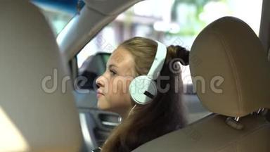 小女孩在车里听音乐