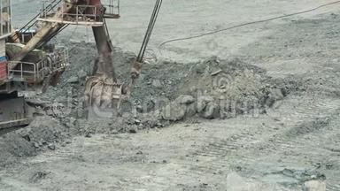 采矿挖掘机的特写用铲斗铲起<strong>矿石</strong>.. 采石采矿设备。