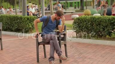 <strong>街头表演</strong>者坐在椅子上滑稽的姿势，在公园里娱乐公众