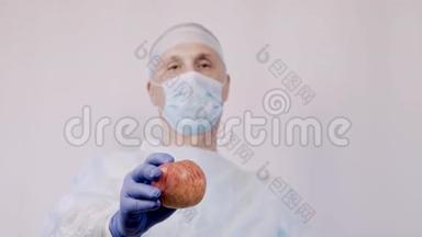医生指着一个苹果。 这个手势表明，这些是最好的天然维生素健康。