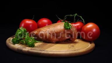 黑色背景的木板上躺着烤鸡、西红柿和青菜的特写镜头。 框架