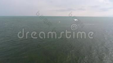 乌克兰斯卡多夫斯克州黑海四重机的<strong>喷气滑雪</strong>景观