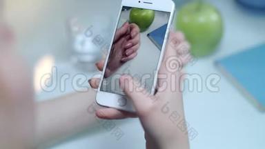 女士拍摄修剪指甲的移动视频。 手指甲油电话录像