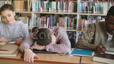 潘老师：勤奋的学生<strong>准备考试</strong>，做作业，疲惫的家伙睡在大学图书馆的桌子上