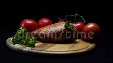黑色背景的木板上躺着烤鸡、西红柿和青菜的特写镜头。 框架