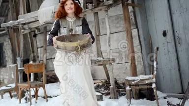 穿着童话裙的女孩站在旧木屋旁，撒着雪