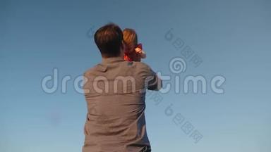 <strong>爸爸</strong>把女儿抛在蓝天上。 <strong>爸爸</strong>和一个小孩子玩.. 幸福的家庭晚上在天空中玩耍