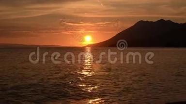 浪漫而<strong>令人惊叹</strong>的海上日落。 太阳下山了。 美丽的日落越过大海。 克罗地亚海岸和亚得里亚海