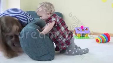 妈妈和蹒跚学步的孩子玩蓝色的大枕头，展示真实的情感。