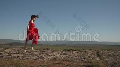一个穿着风衣的女人沿着悬崖边跑