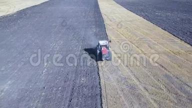 拖拉机犁田空中视频。 农业、工业、土壤栽培、播种或种植准备