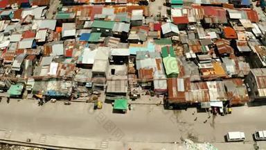 马尼拉地区的街道。 房子的屋顶和大城市里人们的生活。
