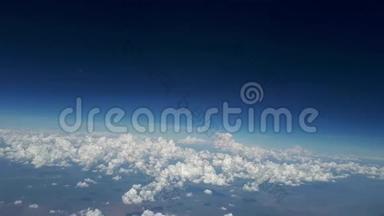 在晴朗的一天，从飞机的窗户飘向蓝天和<strong>白云</strong>，许多<strong>白云</strong>浮在大地之上