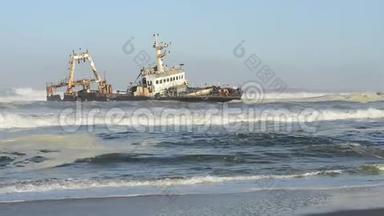 在纳米比亚海岸线上搁浅的破海船沉没